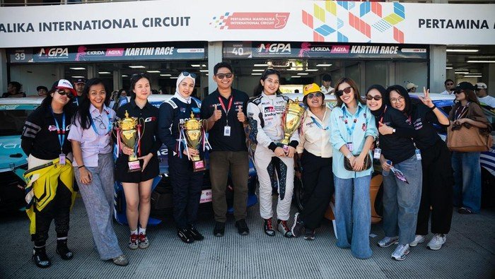 Queens of the Circuit: When Women Show Off Their Skills at the Mandalika Kartini Race